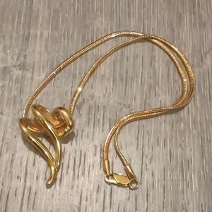 🏷️LAST CHANCE SALE $5 ITEM Elegant Gold Swirl Pendant Necklace